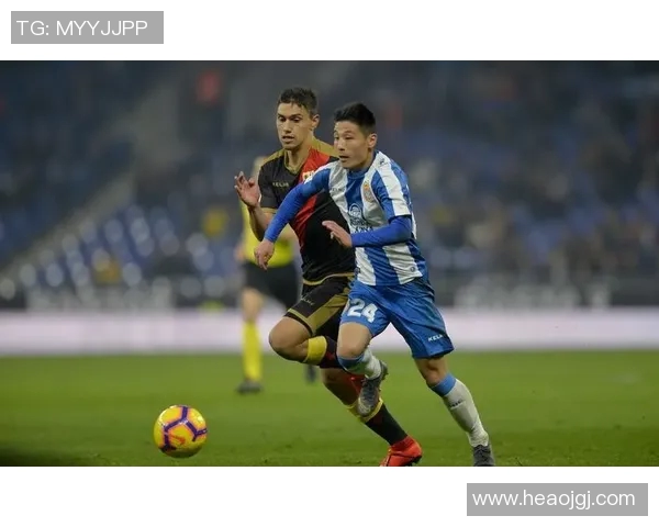 足球明星因个性张扬被誉为狂人引发球迷热议与媒体关注