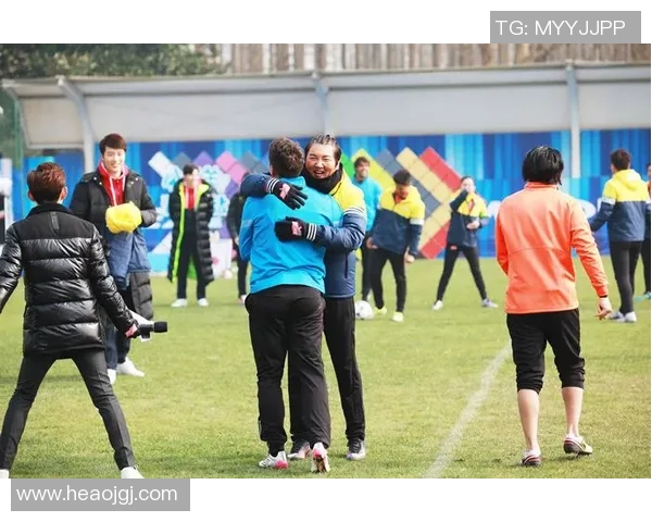 足球明星亲自送球给粉丝温暖瞬间感动全场引发热烈反响