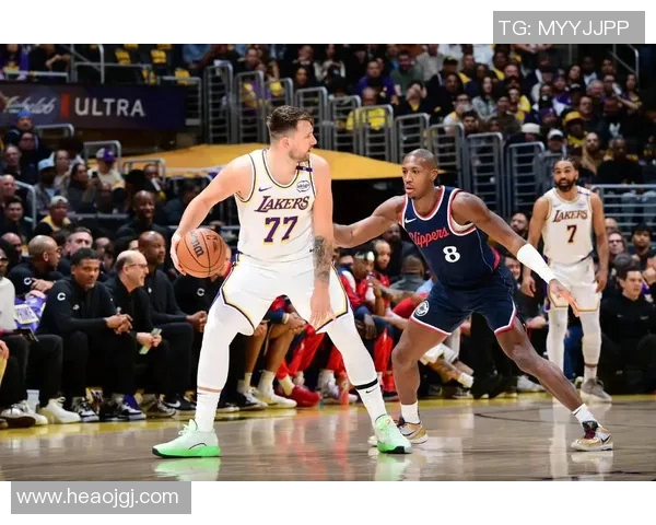 2012年湖人队与快船队激烈对决精彩瞬间回顾图解